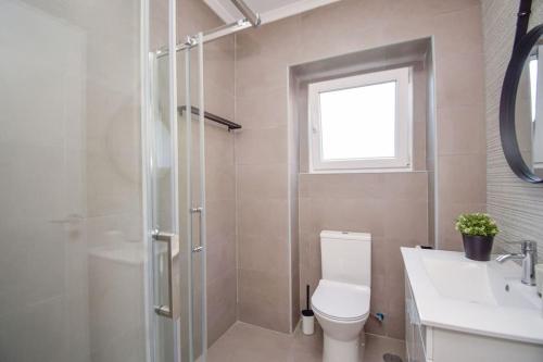 ein Bad mit einer Dusche, einem WC und einem Waschbecken in der Unterkunft Scarlatti Garden House - Ap. Charming with Garden in Queluz