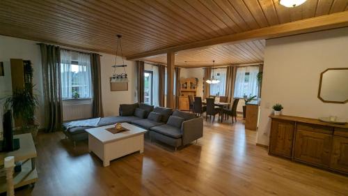 a living room with a couch and a table at Ferienwohnung im Zenngrund in Neuhof an der Zenn