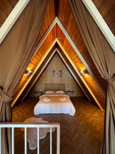A bed or beds in a room at Maşukiye pink house bungalow