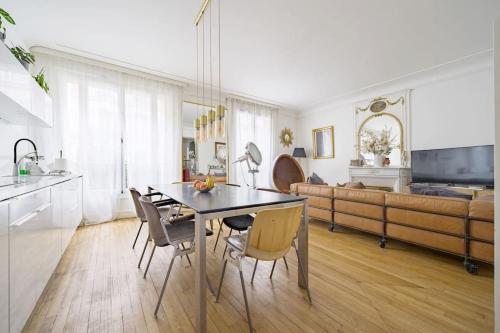 eine Küche und ein Esszimmer mit einem Tisch und Stühlen in der Unterkunft Magnifique appartement Lumineux in Saint-Mandé