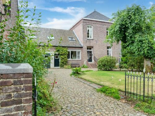 - une vue sur l'extérieur d'une maison en briques avec une clôture dans l'établissement Spacious Mansion in Swolgen with Garden, à Swolgen