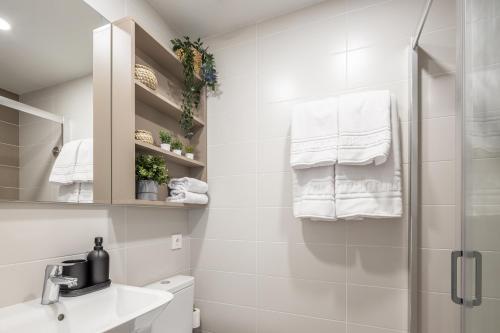 uma casa de banho com um chuveiro, um WC e um lavatório. em AMRO PAMPLONA Residencia de estudiantes em Pamplona
