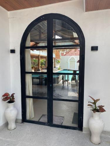 an open door to a dining room with a table at Villa Padi Pakem in Pakem