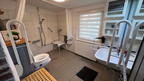 Ett badrum på B1 - Barrierefreie Ferienwohnung im Harz, Wernigerode - Schreiberstraße