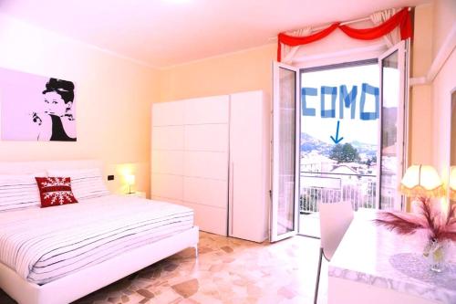 una camera con un letto bianco e una grande finestra di Elizabeth House a Como