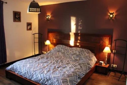 uma cama grande num quarto com 2 candeeiros em Villa de 3 chambres avec piscine privee jardin clos et wifi a Gaillac em Gaillac