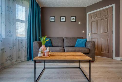 - un salon avec un canapé et une table dans l'établissement Stylish 2 Bed Flat Close To Nec Bhx, à Solihull