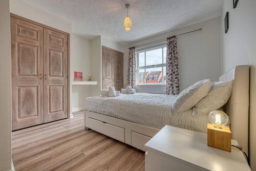 Кровать или кровати в номере Spacious 2-Bed Flat Close To NEC BHX HS2