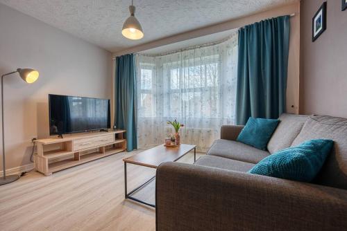 Телевизор и/или развлекательный центр в Spacious 2-Bed Flat Close To NEC BHX HS2