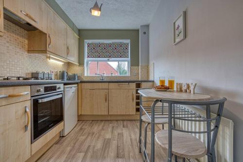Кухня или мини-кухня в Spacious 2-Bed Flat Close To NEC BHX HS2
