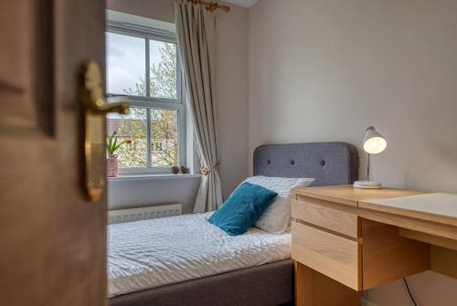 Кровать или кровати в номере Spacious 2-Bed Flat Close To NEC BHX HS2