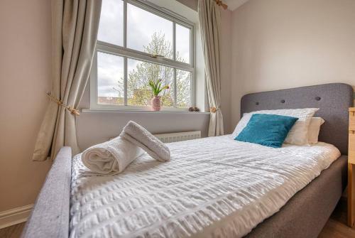Кровать или кровати в номере Spacious 2-Bed Flat Close To NEC BHX HS2