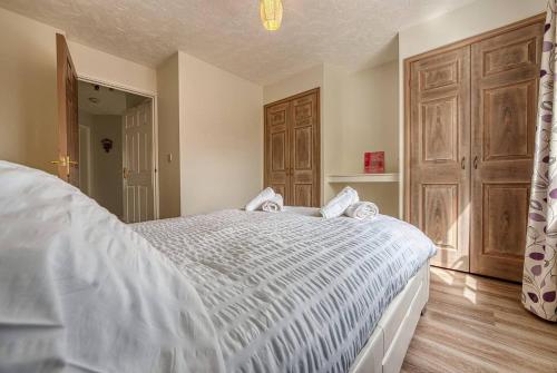 Кровать или кровати в номере Spacious 2-Bed Flat Close To NEC BHX HS2