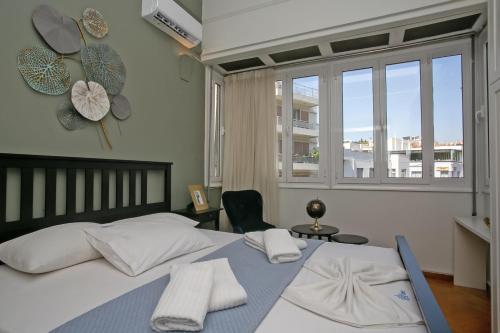 En eller flere senge i et værelse på Ourania by Heloni Apartments