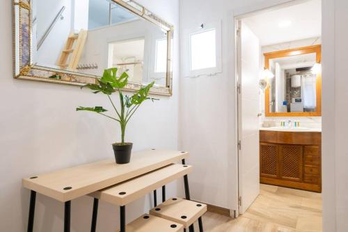 ein Badezimmer mit einem Tisch und einer Topfpflanze darauf in der Unterkunft Studio with loft - San Isidro - L1 in Madrid