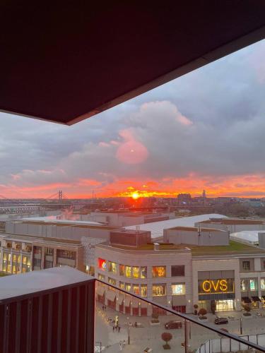 ベオグラードにあるBest View Belgrade WaterfrontのCVSビルのある街の夕日