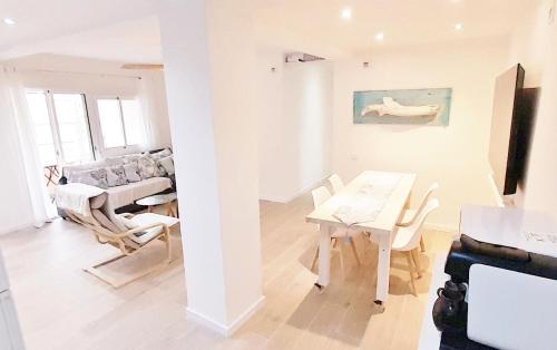 ein Wohnzimmer mit einem Tisch und einem Esszimmer in der Unterkunft Tarragonaapartments Prim 350 in Reus