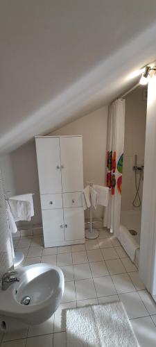 baño con lavabo y armario blanco en Apartments Laura, en Senj