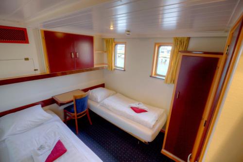 En eller flere senger på et rom på Botel Sailing Home