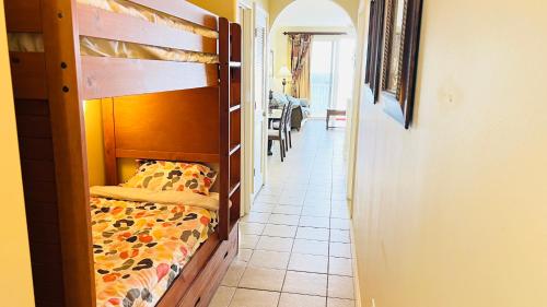 1 dormitorio con litera y pasillo en Blue Heron Beach Resort pet friendly, en Orlando
