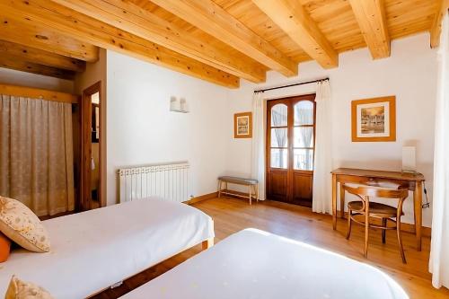 a bedroom with two beds and a desk at Casa Tadeguaz in Fago