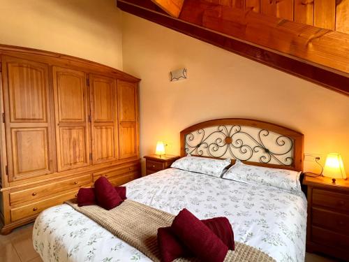 a bedroom with a large bed and wooden cabinets at Dúplex el Torrent in Sort