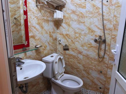 een badkamer met een toilet en een wastafel bij TIẾN CƯỜNG HOTEL in Mia Xu