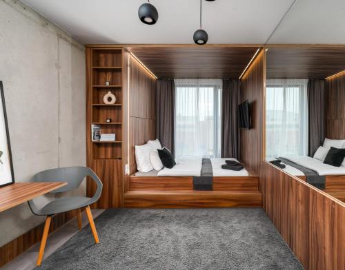 een kamer met een bed en een bureau en een bed sidx sidx sidx bij Apartments WrocLOVE by me & Legnicka & Self Check-In 24h & Lift in Wrocław
