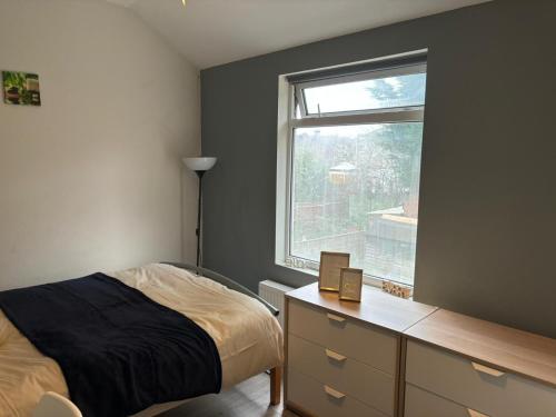 um quarto com uma cama e uma janela em Stunning Spacious One Bedroom Haven em Wyken
