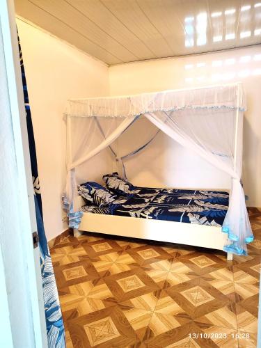 Etagenbett in einem Zimmer mit Holzboden in der Unterkunft VILLA KIMRAN in Mahajanga