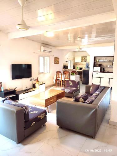 Sala de estar con 2 sofás y mesa en VILLA KIMRAN, en Mahajanga