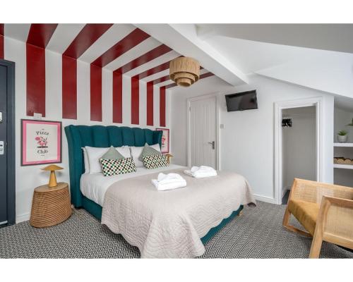 ein Schlafzimmer mit 2 Betten und einer rot-weißen gestreiften Wand in der Unterkunft The Wellesley in Belfast