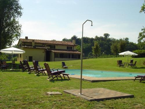 a group of chairs sitting around a swimming pool at Tenuta il Cerro in Vicchio