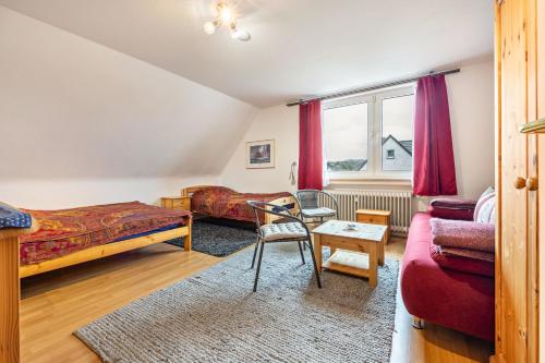 um quarto com uma cama, um sofá e uma mesa em Freundliche Ferienwohnung in Lemgo em Lemgo