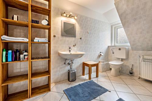 een badkamer met een wastafel en een toilet bij Freundliche Ferienwohnung in Lemgo in Lemgo