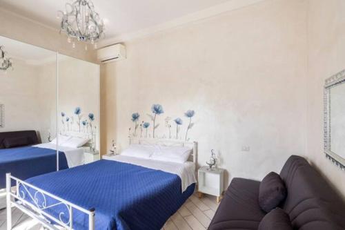 - une chambre avec 2 lits et un canapé dans l'établissement Testaccio appartamento per gli amanti di un caffè in terrazzo, à Rome