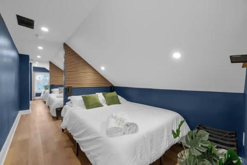 2 camas en una habitación con paredes azules en 5 Bedrooms Sleeps 14 Hot Tub Fire Pit, en Columbus