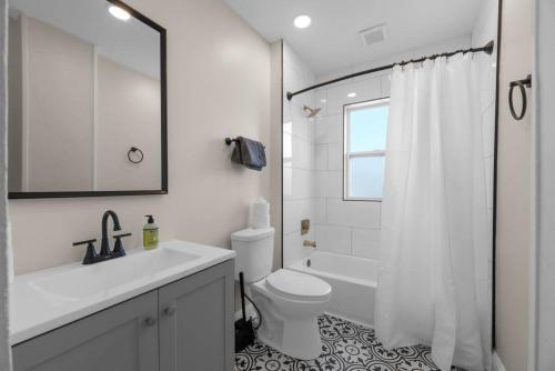 Baño blanco con aseo y lavamanos en 5 Bedrooms Sleeps 14 Hot Tub Fire Pit en Columbus