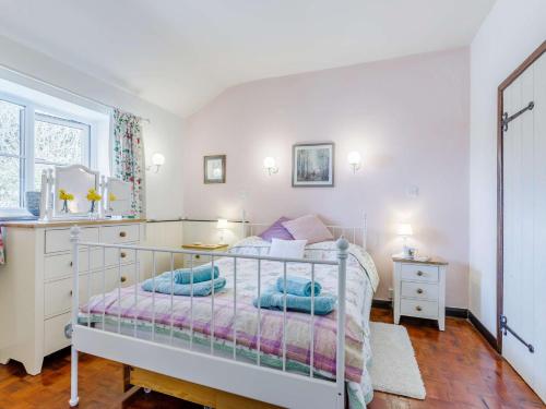 Un pat sau paturi într-o cameră la 1 Bed in Dulverton 10056