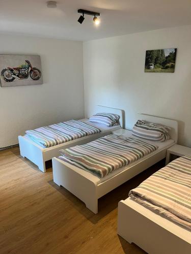 a room with two beds in a room at Apartments zum Wildgehege in Siegen