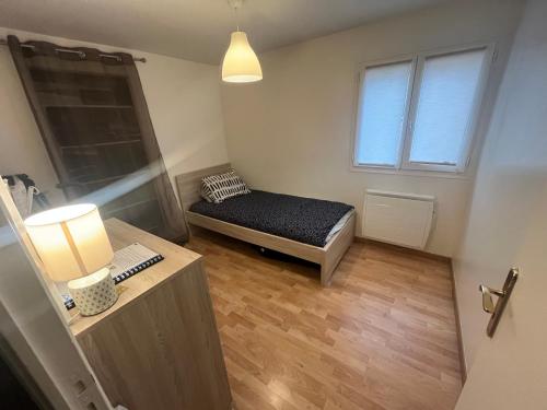 une petite chambre avec un lit et une fenêtre dans l'établissement Chambre à louer dans maison de ville cosy proche rer A, à Limeil-Brévannes