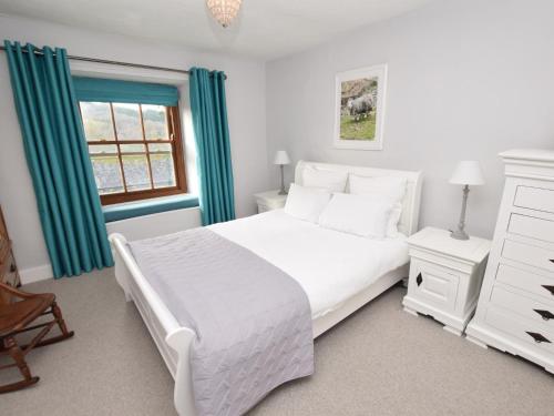 3 Bed in Satterthwaite 94633 في Grizedale: غرفة نوم بيضاء مع سرير أبيض ونافذة