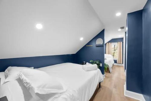5 Bedrooms Sleeps 14 - Hot Tub - 1 min to Fairgrounds tesisinde bir odada yatak veya yataklar