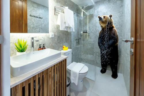 un oso parado en la ducha en el baño en Premier Umalas Villas en Kerobokan