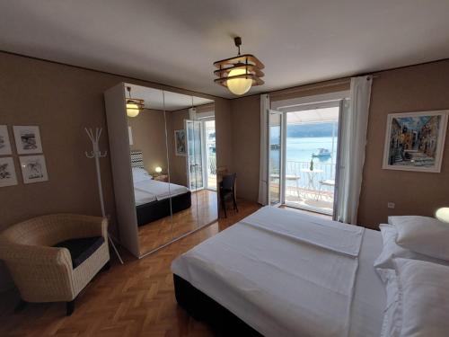 um quarto com uma cama e vista para o oceano em Apartman Solis em Cres