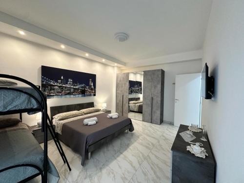 ein Schlafzimmer mit 2 Etagenbetten und ein Zimmer mit einem Sofa in der Unterkunft Gli Amici della Puglia in Taranto