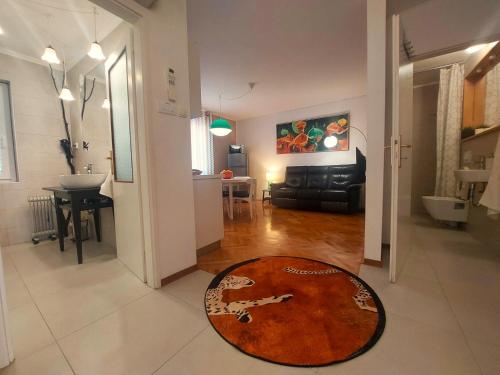 un soggiorno con tappeto sul pavimento di Apartman Solis a Cres