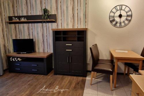 a office with a desk and a computer and a clock at Haus-Koenigsduene-II-5 in Borkum