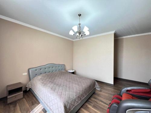 - une chambre avec un lit et un ventilateur de plafond dans l'établissement Villa Nor Hachn, Kotayq, à Nor Hachyn