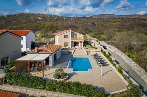 eine Luftansicht eines Hauses mit Pool in der Unterkunft Villa Vilani Spa & Pool - Happy Rentals in Crikvenica
